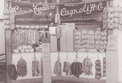 Variedad de chacinados tandileros en el puesto de Cagnoli en el Mercado Municipal de Tandil
