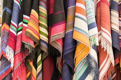 Variedad de diseños en los ponchos que se pueden ver en el local de Belén.