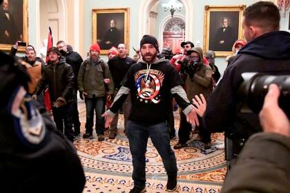 Varios activistas de QAnon irrumpieron en el Capitolio de Washington DC