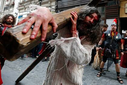 Los cristianos recuerdan la resurrección de Jesús tras haber sido crucificado