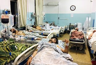 Varios afganos son atendidos en camas de un hospital de Kabul tras los atentados