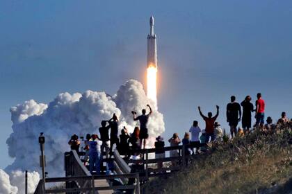 Varios aficionados se acercaron a Playalinda Beach a observar el despegue