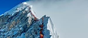 Tras una temporada récord y la saturación en la cumbre, crecen los pedidos para limitar los ascensos