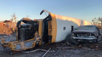 Varios autobuses escolares fueron arrojados al suelo por el tornado.