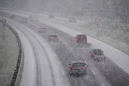 Varios autos circulan por una carretera en medio de una fuerte tormenta de nieve en Dinamarca