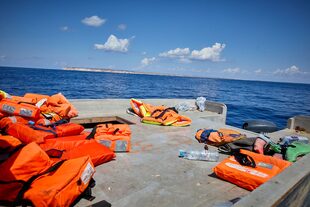 Varios chalecos salvavidas, en una patera donde viajaban un total de 70 migrantes, a 8 de septiembre de 2021, en el Mar Mediterráneo, en las inmediaciones de Lampedusa, Sicilia (Italia)