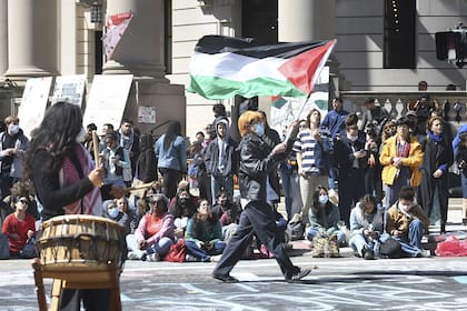 Varios cientos de estudiantes y partidarios pro palestinos se reúnen en la intersección de las calles Grove y College, frente a Woolsey Hall en el campus de la Universidad de Yale en New Haven, Connecticut, 22 de abril de 2024.