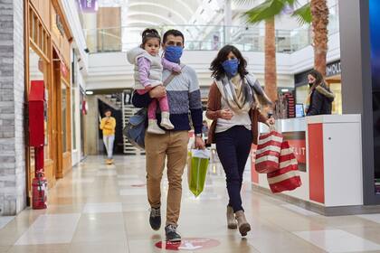 Varios clientes de los centros comerciales mendocinos dijeron presente en el primer día, lo que genera expectativas en el sector, a pesar de las restricciones propias de la pandemia