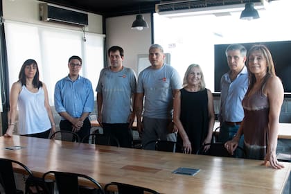 Varios colaboradores del Grupo Via junto a Gastón y Jonatan, ubicados en el centro de la foto