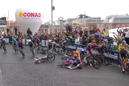 Varios competidores quedaron desparramados a 300 metros del final de la sexta etapa del Giro de Italia