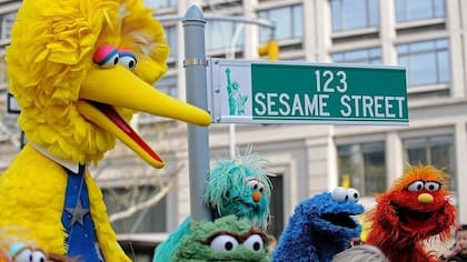 Varios de los amigos de Elmo en Plaza Sésamo respondieron a su mensaje ofreciéndose a ayudar