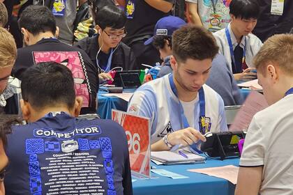 Varios de los jugadores nacionales, como Juan Salerno en 2023, llevan casacas de la Selección Argentina durante los Pokémon World Championships