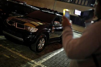 Varios de los sospechosos llegaron al aeropuerto en una camioneta negra con distintivos que se asemejaban a los de la policía federal de Brasil