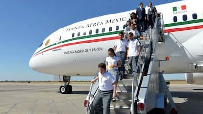 Varios estudiantes acompañaron a Peña Nieto en el vuelo inaugural