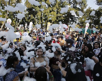 Varios estudiantes participaron de la fiesta de la espuma en los bosques de Palermo