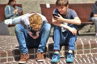 Los efectos negativos de las redes sociales en niños y adolescentes