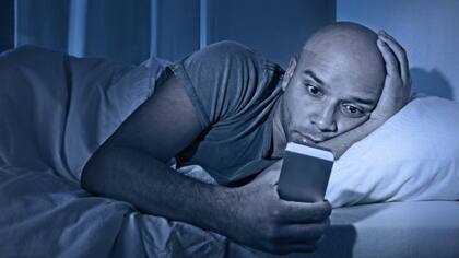 Varios estudios relacionan los problemas para dormir con el uso de redes sociales por la noche