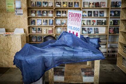 Varios expositores "cerraron" sus stands con mantas o lonas