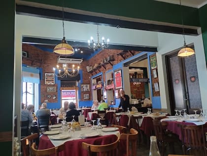 Varios famosos que han vivido en el barrio son habitués de este bodegón