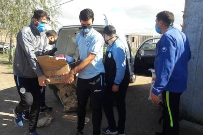 Varios futbolistas de Villa San Carlos se organizan para distribuir comida a gente necesitada.