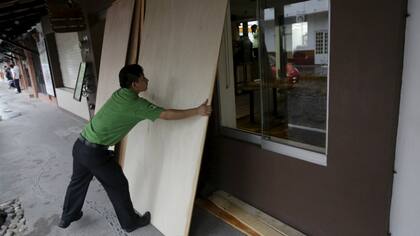 Varios hoteles en Puerto Vallarta refuerzan sus ventanales a la espera del temido huracán