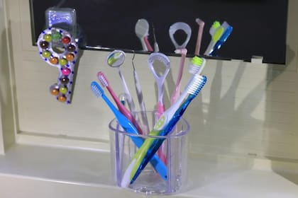 Varios implementos y dispositivos de higiene oral pueden asegurar una dentadura sana