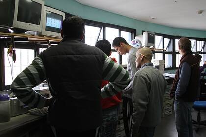 Varios internos asisten al taller de reciclado de computadoras