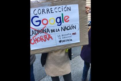 Varios manifestantes hicieron referencia a la demanda de Cristina Kirchner contra Google