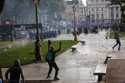Varios manifestantes provocaron destrozos afuera del Congreso