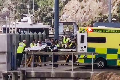 Varios médicos asisten a los heridos tras la erupción