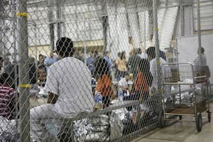 El motivo por el cual Biden cerrará el centro de detención de migrantes más grande de EE.UU.