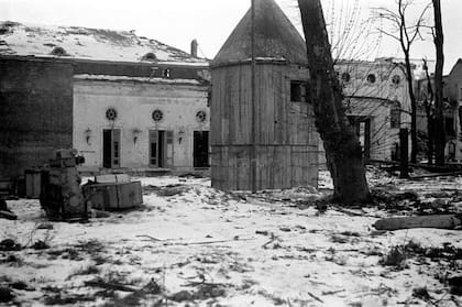 Varios metros debajo de la enorme residencia oficial que se mandó construir en Berlín estaba el búnker donde Hitler pasó sus últimos días.