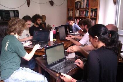 Varios miembros de HackHackers Buenos Aires durante un reciente hackatón (una suerte de maratón de desarrollo de software)