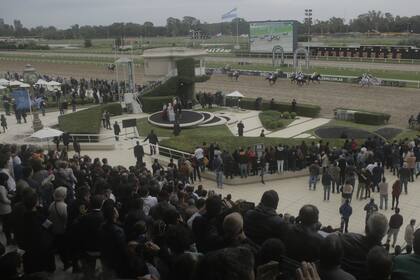 Varios miles de personas acudieron al hipódromo, donde se desarrollaron seis grandes premios.