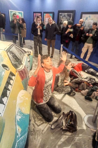 Varios militantes del grupo Última Generación arrojaron harina sobre una de las piezas de la exposición "Andy Warhol: The Publicity Of Form" en el centro de exposiciones Fabbrica del Vapore de Milán