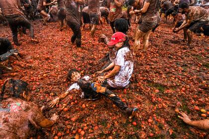 Varios niños participan en el décimo Festival anual de la Lucha del Tomate, conocido como "Tomatina", en Sutamarchán, Departamento de Boyacá, Colombia, el 11 de junio de 2023. El festival de este año es el primero que se celebró desde el levantamiento de las restricciones pandémicas del coronavirus 