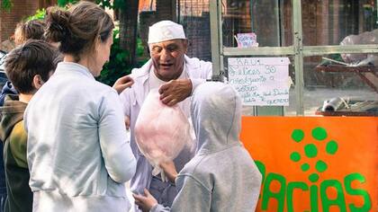 Varios padres llevan a sus hijos y les cuentan que a su edad, Raúl también les servía dulces