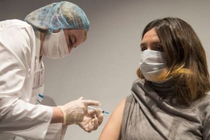 Varios países comenzaron ya con la vacunación masiva de su población; pero las dudas continúan 