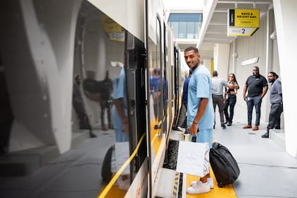 Varios pasajeros indicaron que llenar el tanque puede suponer un alto costo en viajes largos, por lo que prefieren tomar el tren