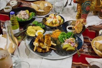 Varios platos tradicionales en el restaurante Quechua