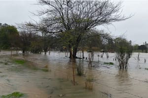 Fuerte temporal en la costa bonaerense: vecinos evacuados, calles inundadas, clases suspendidas