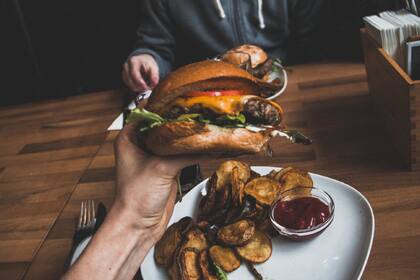 Varios restaurantes ofrecerán un hamburguesa con queso gratis con la compra de otro producto por US$1 o más