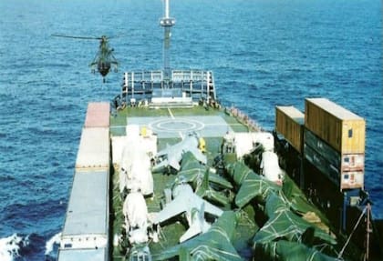 Varios Sea Harrier en la cubierta del Atlantic Conveyor; se los ve cubiertos con una funda protectora, para que la sal del mar no los dañase