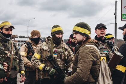 Varios soldados del ejército ucraniano, en Irpin (Ucrania). Diego Herrera - Europa Press