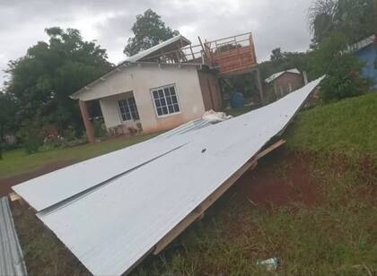 Varios techos de diferentes viviendas se desprendieron y salieron volando