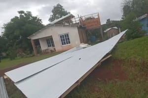 Voladuras de techos, cortes de luz y familias evacuadas por el fuerte viento