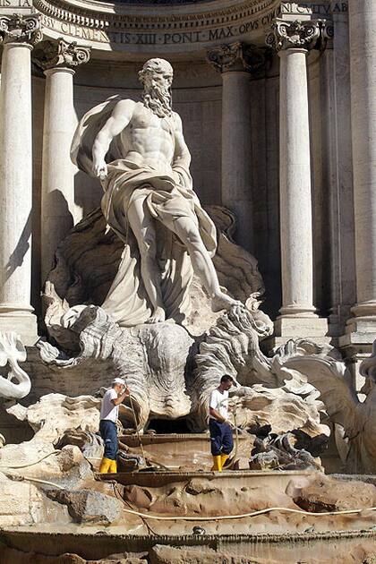 Varios trabajadores trabajaron en la limpieza de las piscinas de la fuente