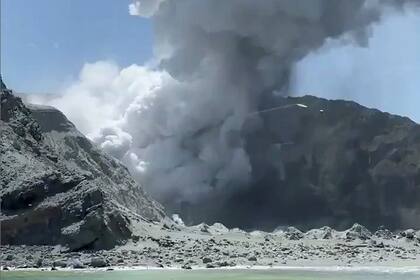 Varios turistas fotografiaron al volcán en erupción mientras realizaban un paseo alrededor de la isla
