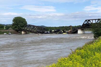 Varios vagones de un tren de carga están semisumergidos en el río Yellowstone tras el derrumbe de un puente cerca de Columbus, Montana, sábado 24 de junio de 2023.