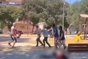 Un hombre mató a su expareja en una plaza y se limpió la sangre en una fuente: tenía una perimetral
